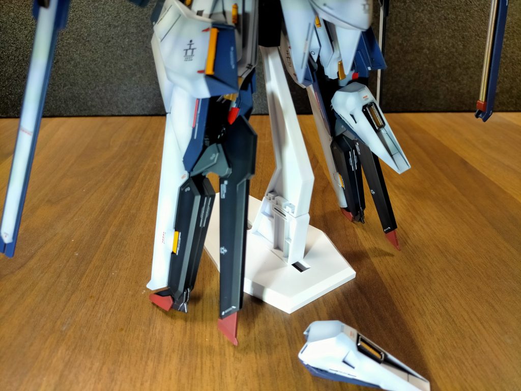 あまりパーツを利用してスラスターを追加しました。黒い板状のパーツに被せてあるだけなので外せます。