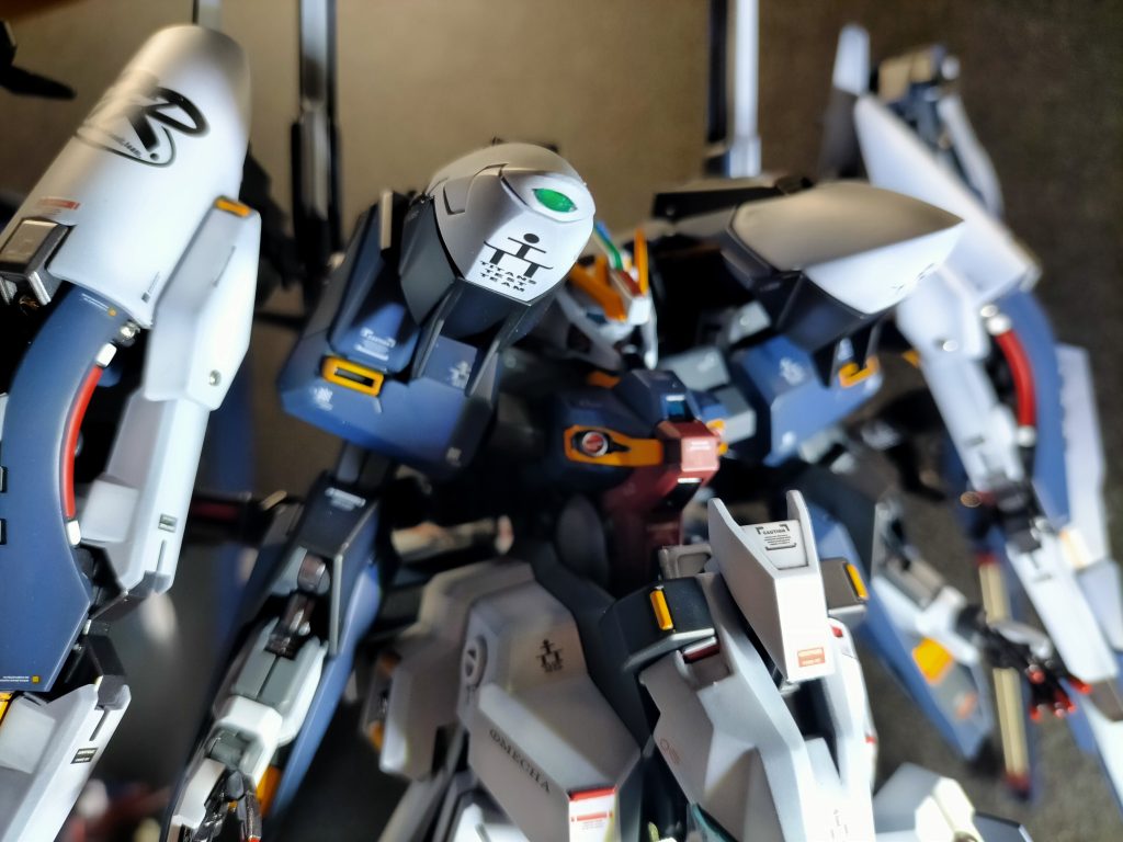 肉抜きにしては変な感じですが、右肩のへこみって何なんでしょうね?私は緑のラピーテープとUVレジンで埋めてセンサのレンズと解釈しました。