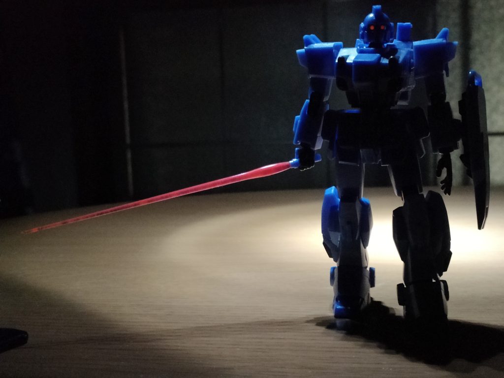 EXAM発動時を再現。ツインアイとサーベルを蓄光パウダー塗布して蛍光。パウダーが充分でないのか、長く強く光らない。