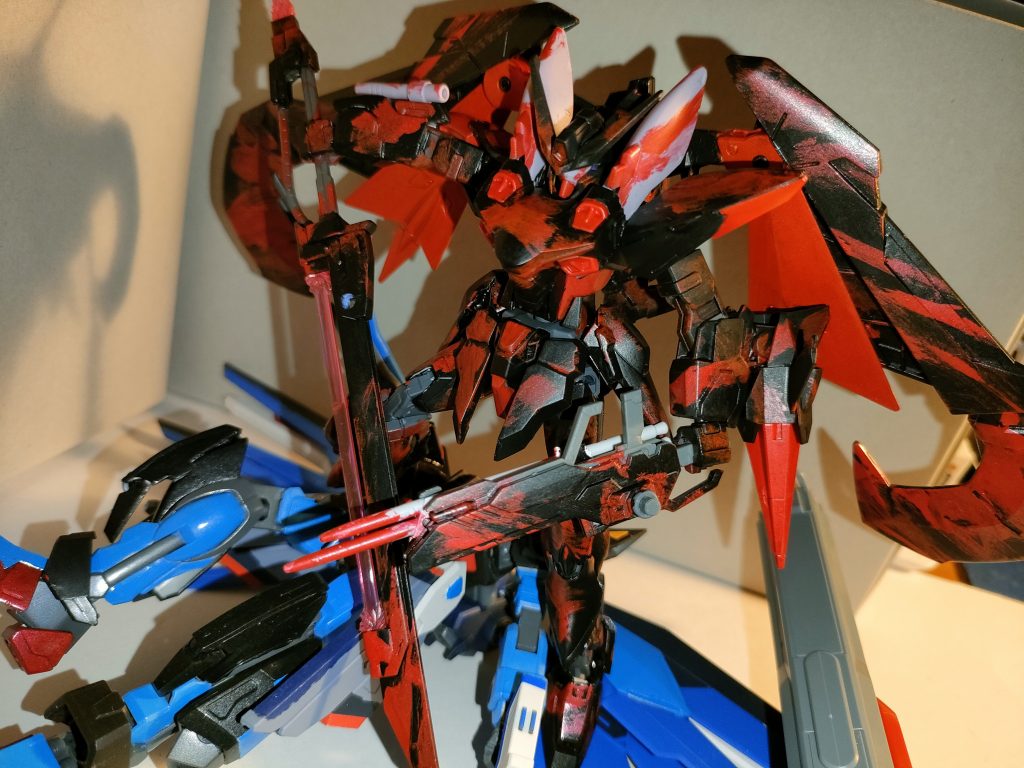 ◯対艦刀「シュベルトゲベールR」　本機の主兵装。かつてストライクが使用していたものと同型のものを採用しているが、性能と威力はオリジナルよりも各段階にアップグレードしている。　この武装を用いてストライク系列のダガーシリーズとウィンダムのコックピットを必要に狙って撃破する。　特にヤマト准将の駆るフリーダムの、やはりコックピットを執拗に狙うのも特徴。