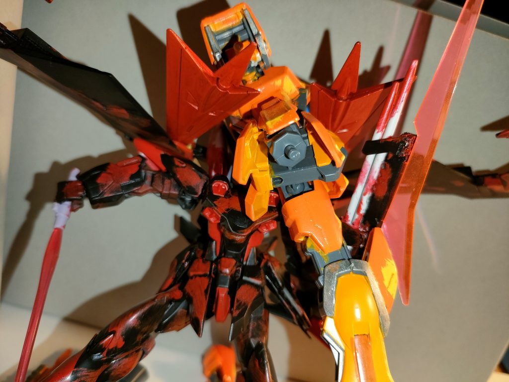 ◯マガノベニホコ(禍ノ紅鉾)　マガノクイタチ内部に隣接されているVPS装甲を施されている実体剣を兼ねたアンカー武器。射出して突き刺し捉える他、ミラージュコロイドシステムにより消すことも可能。●ビームサーベル「ヒカリノヤイバ」　トリケロスから分離して単独武装となったビームサーベル。普段は右肘コネクト部に常備されている。　複合装備で無くなった分、ビームサーベル一本分でのエネルギー供給循環が良くなり、出力・威力が安定している。　