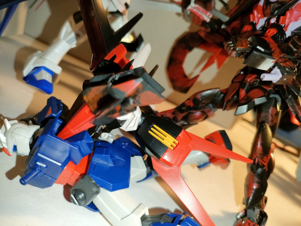 ●ピアサーロック「グレイプニールR」　左腕に装備されたスラスター付きの有線式ロケットアンカー。　射出展開しての捕縛拘束等がメインであるがさらなる改良が加えられ、放出後もより自在に自在に動かせる設計になった。また、射出せずに刺突型格闘武器として使用する事が可能となり、勢いを乗せれば並の装甲なら安々と貫通する威力を持ち、例えVPS装甲やヤタノカガミでも振動や衝撃が伝わる為、パイロットや計器類への負担、そして装甲へのダメージ蓄積は大きい。　さらには捕縛拘束した際にセンサー計器類を狂わせ破壊する電磁パルスを流したり、拘束したまま転倒させて隙を作り、マウント攻撃を仕掛ける。