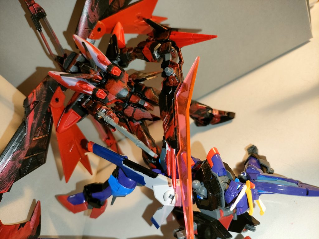 ●タクティカルトリケロス　攻盾システムトリケロスから大振りの盾をオミットし、小型化してより取り回しと使い勝手を良くしたもの。　ランサーダートは2本に絞られ、貫通爆破力を高められている(いざとなったら予備の一本でくさ刺し爆破)。　新たに形成される中型のビーム刃による近接戦闘武器、そして分離式の小型ビームライフルが特徴で、出力は以前のオリジナルと同等かつ奇襲に最適。