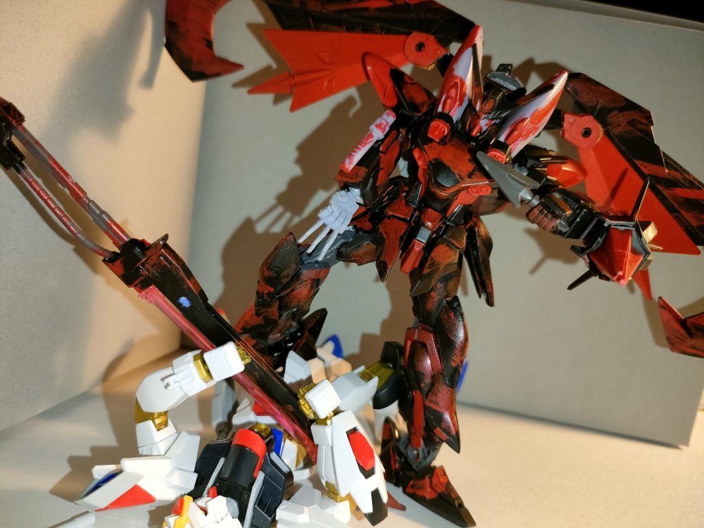 ●スティレット投擲噴進対装甲貫入弾編集　右腰のキャニスター内に格納される短剣型の投擲弾。投擲後はロケット推進によって目標に到達し装甲を貫徹、内部で炸裂しダメージを与える。その姿、クナイを投げつける忍者の如し。　また、近接格闘戦ではアーマーシュナイダーの様な短剣としても使う事が出来る。●アンカーランチャー　ストライクEやノワールストライカーの物と同型の多目的アンカー。機体の各部に搭載している。　使用されるワイヤーはMSクラスの重量を持つ質量体で在っても懸架可能な強度が有り、これを用いて本体のスラスターを吹かさずにアンカーを引っ掻ける事で、熱感知をされずの移動が出来る。本機のミラージュコロイドステルス展開時の移動手段として多用されている。