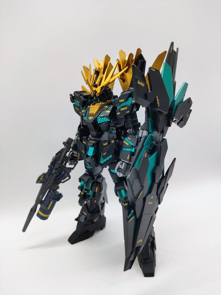 塗装レシピ本体外装: ミッドナイトブルー(ガイアノーツ)サイコフレーム: メタルグリーン(クレオス)バックパック、スリッパ他: サーフェイサーエヴォ ブラック(ガイアノーツ)アンテナ他 : スターブライトゴールド(ガイアノーツ)バーニア: フレームメタリック2(ガイアノーツ)関節、ビームライフル: ニュートラルグレー(クレオス)デカール : HJ モデラーズデカール マーキング02 ミラーゴールド仕上げはクレオスのスーパースムースクリアー<つや消し>で、助けてもらいました。