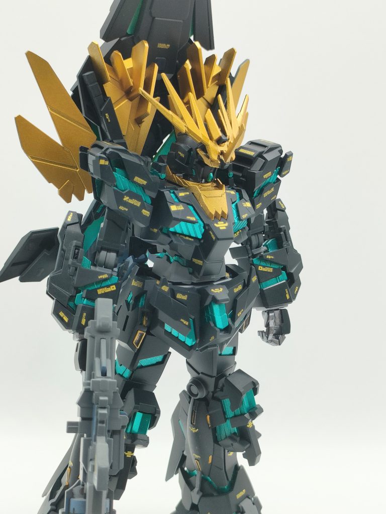 本体色とサイコフレーム色に大分迷って、数ヶ月手付かずでしたが、想定通りになったと思います。ただ、外装のパーツ数が100を越えるので、塗装が大変でした。