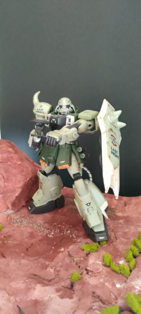 ザクマシンガンをかまえて。ファーストのザクと対決してほしいものです。マシンガンの性能だけなら互角っぽい。