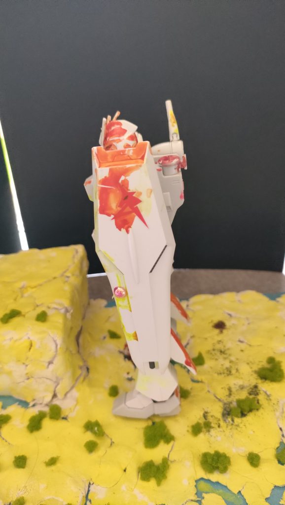 今回は前回の黒ガンダムと違い明るい色ですね