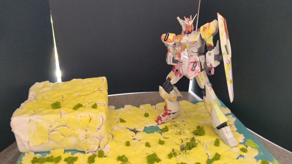 このジオラマは子供と作りました。レモン色にすることにしたのは子供です。レモン色の大地って。子供は山を作りたかったのですが、四角い山なのが不満らしい