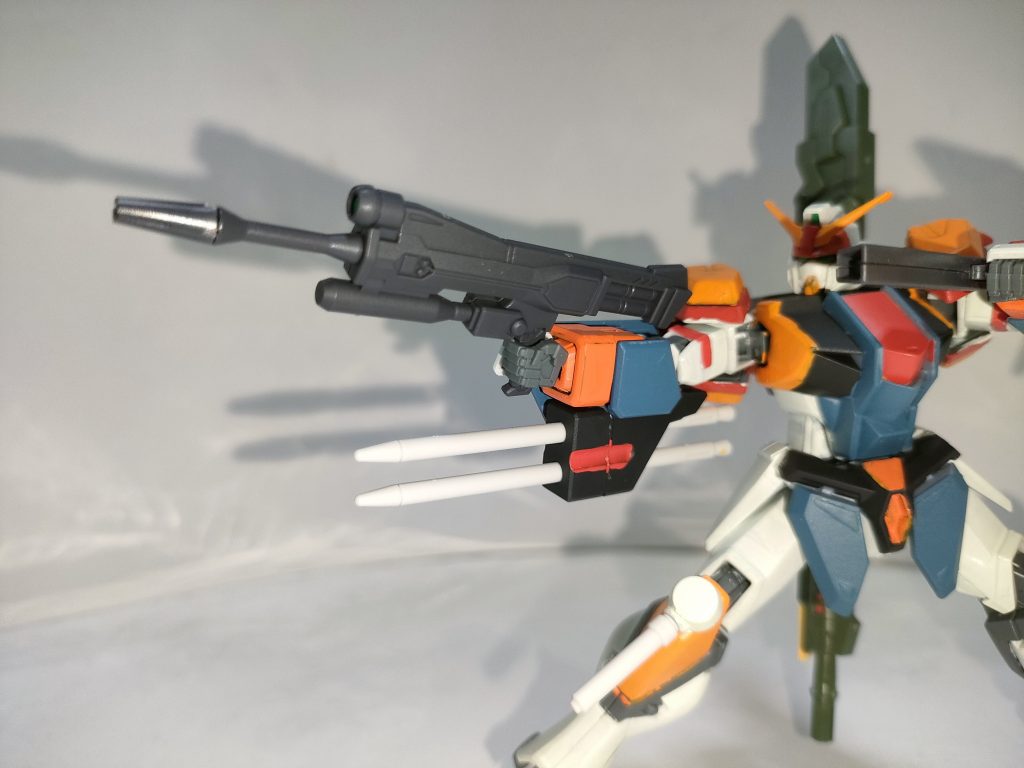 ●175mmグレネードランチャー装備57mm高エネルギービームライフル イーゲルシュテルンと同じく原型機から引き継がれた武装であり、本機の専用携行型銃器。一発の威力が高いグレネードランチャー装備した、携行型のビームライフルという点で、兵士達に非常に好評であり、使い勝手の良さとその信頼は今なお健在である、何気に凄い兵装。●XM61 超高速運動体貫徹弾「ランサーダートII」 右腕装甲に搭載された貫通力が高い杭状のロケット推進弾。装甲を貫徹し、内部で炸裂してダメージを与える。 以前ブリッツな複合装備として搭載されていたシールド、ビームサーベルにビームライフルは、武装損壊の点から見てオミットされている。 また、ランサーダートの本数は2連装砲に減っているが、その代わり強度と貫通力が格段に向上して、いざとなれば、かつてのニコルの捨て身の攻撃を応用して、ランサーダート一本で串刺し爆破できる鬼畜戦法が取れる。