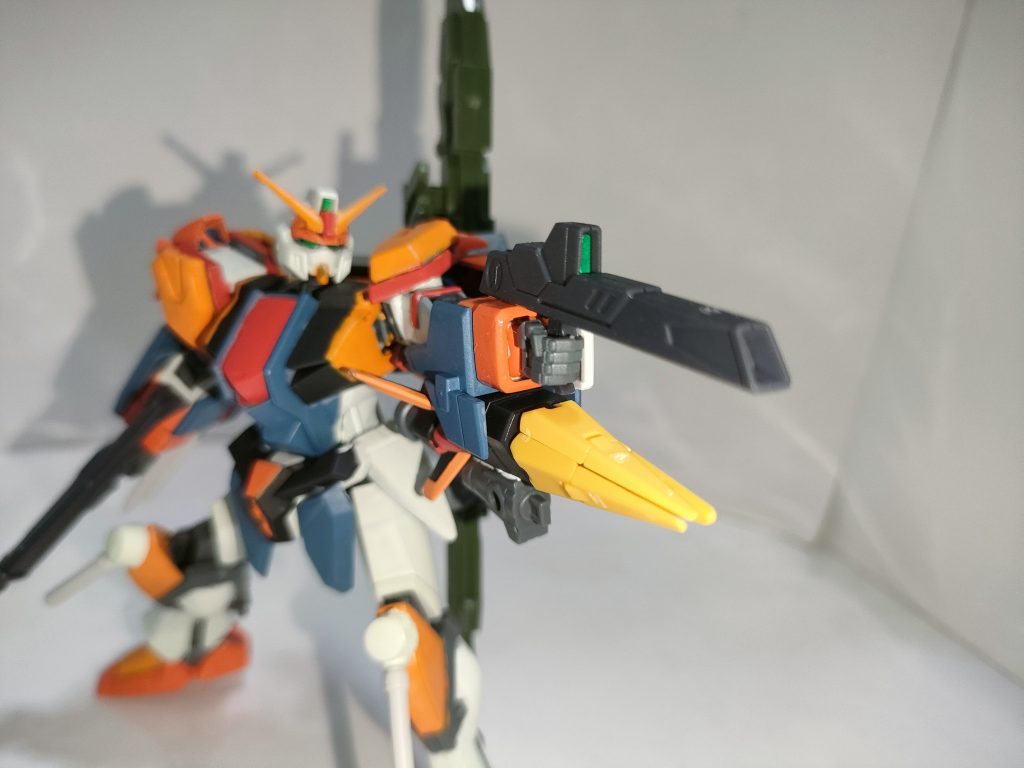 ●MA-M1600/D2 高エネルギービーム砲 着脱可能なビーム砲であり、普段はアサルトシュラウド右肩部アーマーに搭載。携行時はグリップを展開させて手に持って使用。かつて右肩に搭載していたシヴァな形状が似ているのが特徴。マティウス・アーセナリー社製。●XM53Sピアサーロック「グレイプニ-ルII」 左腕装甲に搭載された有線式ロケットアンカー。技術革新により、以前よりもスラスターによるある自在に動かすことが可能。先端が展開してクローに変形し、捕縛や拘束など、そして格闘戦など柔軟に運用できる兵装である。