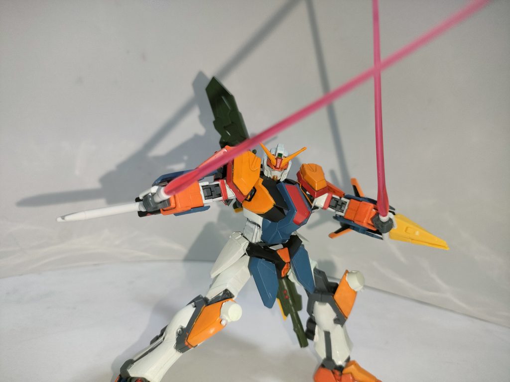 ●MA-M99E ビームサーベル「マグナセクティオ」 原型機のものと同じ。マティウス・アーセナリー社製。両膝部にマウントされた斬撃用ビーム兵器。ランチャーストライカーパック、もしくはアサルトシュラウド装備時は背部パーツと干渉するため、普段は外されている。 かつてオーブ姫君達のカガリ代表を守るために、敢えて爆風ダメージに包まれアサルトシュラウドをパージしてからのビームサーベル二刀斬りによるフォビドゥン撃破は今も尚ザフト、そしてオーブ内でも伝説となっている。