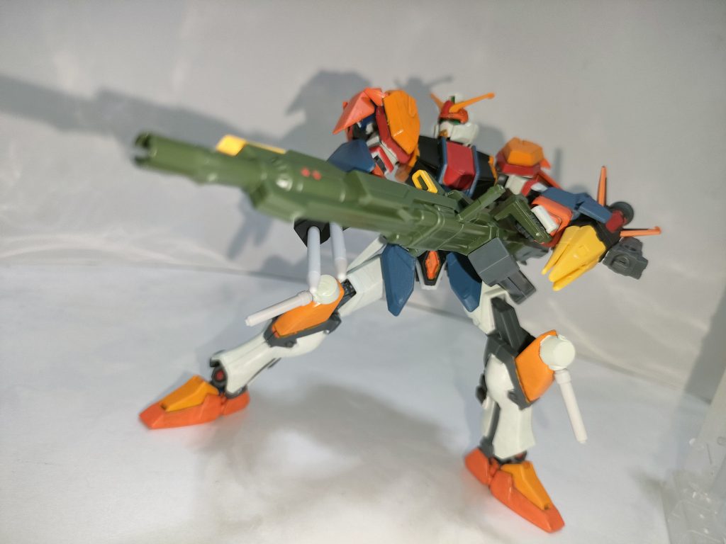 ●ランチャーストライカー/アグニⅡ ストライクが装着していた砲撃用兵装をデュエルブリッツにも装備出来るようにした改良版。マティウス・アーセナリー社製。 デュエルブリッツの核動力によって際限なく砲撃が可能となり、以前のものよりも威力と出力が安定している。技術革新によりアグニ自体の装甲が硬いものに換装され、かつ軽量化にも成功しているため、接近されたとしても振り向きざまに砲身をぶつけるなどして敵機の装甲・関節・センサー等に物理的衝撃を与えることが可能。