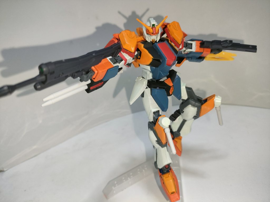 ●アサルトシュラウドRA アサルトシュラウドを、コックピット周辺の胸部と股間前面、そして両肩部のみを残してパージした、ライト・アーマー形態。これにより重量がさらに軽くなり、この形態へ移行すると同時に本体の各スラスターのリミットが一時解除され、移動速度が上昇する仕様となっている。●75mm対空自動バルカン砲塔システム「イーゲルシュテルン」 原型機から引き継がれた武装で、主に接近された際の牽制用として使用される。コズミック・イラの中で最もデフォルト兵装として内蔵されている、安心と信頼と実績の低コスト兵装…多分。