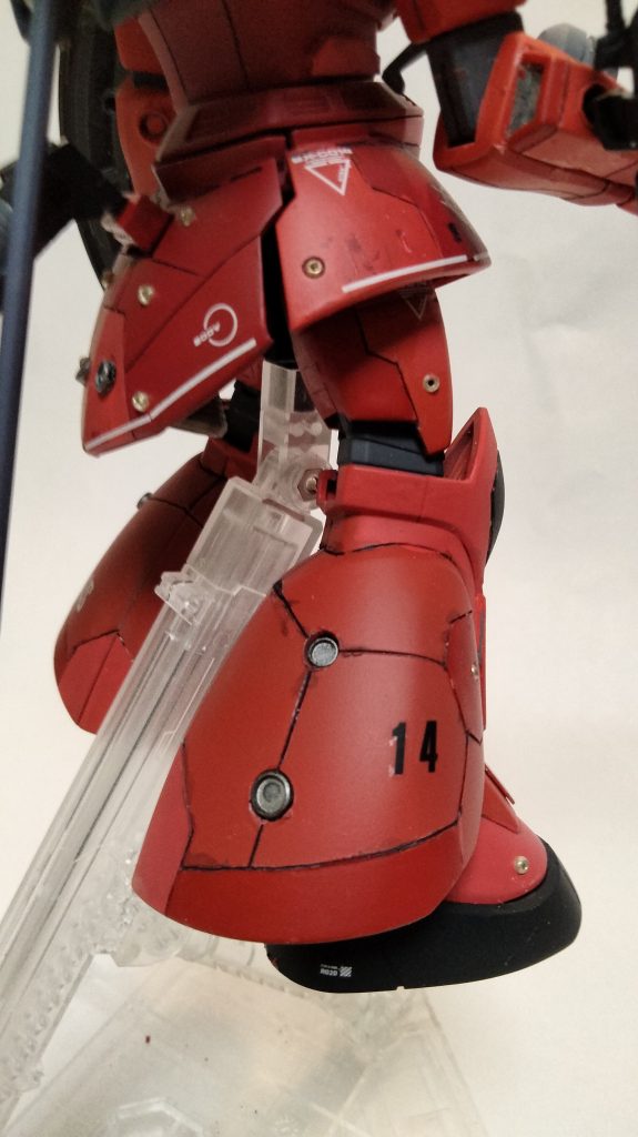 足には姿勢制御用スラスターと、背中のヒートサーベル 