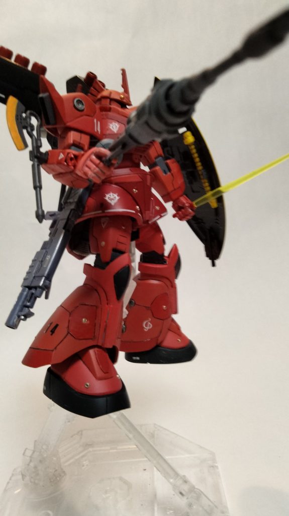 右腕には内蔵ビームサーベル、ヒートホークは接近戦で相手のビームサーベルを防ぐのと相手を切る目的で使用。シャアならできる。腰には実体弾のライフルを磁石でつけてます。