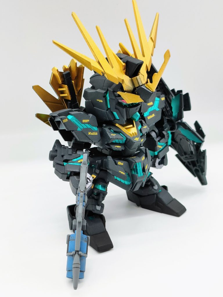 目の前のHGUC版を参考に、 間引きながら、HJ モデラーズデカールを貼り込みました。