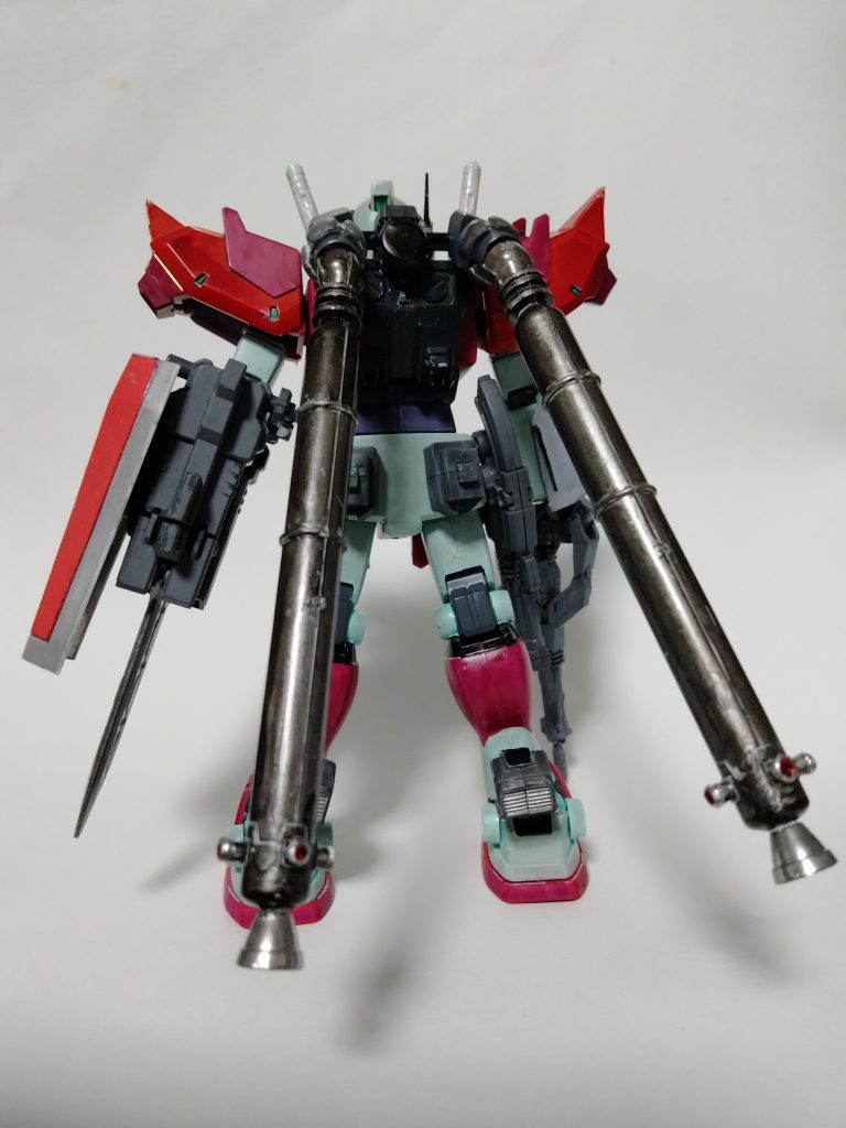 一撃離脱をコンセプトに、背部にHi-νガンダムのプロペラントタンクを装備して機動力をアップ