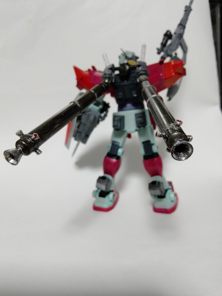 背部にドムR35の余っていたパーツを使う事で、プロペラントタンクが可動出来ます