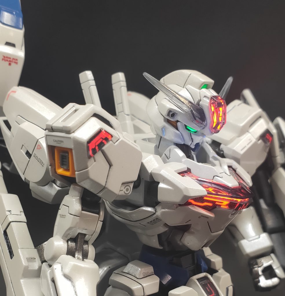 改造個所は主に顔です。目の上の庇部分にプラ板を貼り、目つきを鋭くしたのと頬ガードを削って薄く、やや短くしました。だいぶ好きな感じになりました。あとは肩のダクト部分に市販のディテールをいれたくらいです。