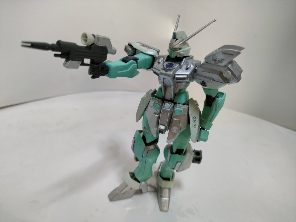 ストライカーパックやビームサーベル、シールドに他の兵装など一切装備せず、ただ一丁のビームピストルのみで敵機を撃ち抜き撃破し続ける。