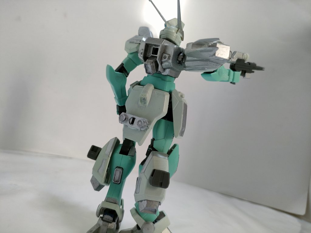 パイロットは終わらないナチュラルトコーディネーターの戦争に辟易しており、連合のユーラシア連邦から、世界平和監視機構コンパスに時より派遣・出向して助力している。