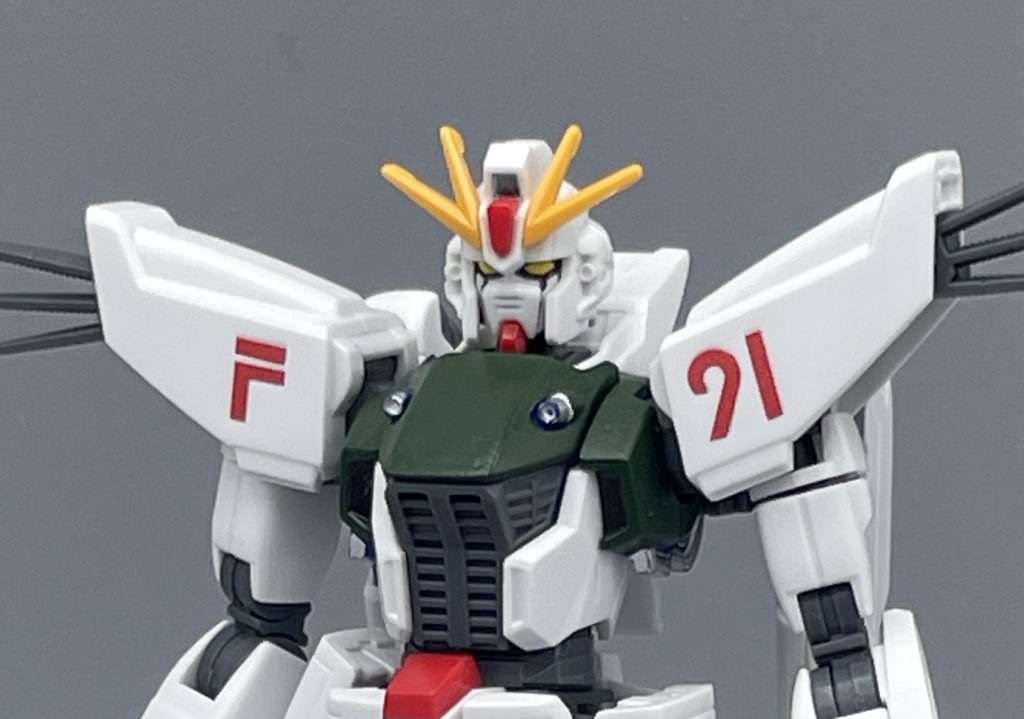 　そんな私も、一点だけ気になる点が…。それは、ヘルメットの“ひさし” が深すぎて、目つきがキツくなりすぎていること。それはそれでカッコいいのですが・・・　私の中のＦ９１はもう少し柔らかい表情のイメージです。なので、ヘルメット内部に”詰め物”をして強制的にマスクを下げるという、超絶簡単工作で、好みのフェイスに仕上げました。　　どの角度から見ても、ツインアイがばっちり見えるようになって大満足です。ツインアイも、AGE‐零に合わせてイエローに変えています。