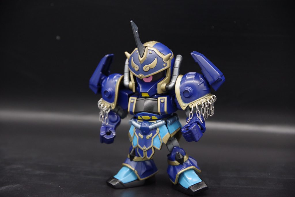 チェーンは100均で2種類のものを組み合わせたらめっちゃイイ感じに。カラーリングもグフヴィジャンタを参考にしました。