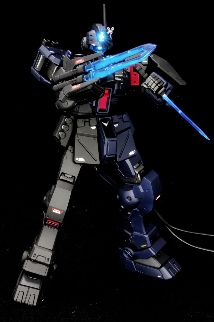 右腕にはビームサーベル2本をまとめて大型短刀に。左手のナイフもレジンで作っていますが気泡が美しいですねぇ😇