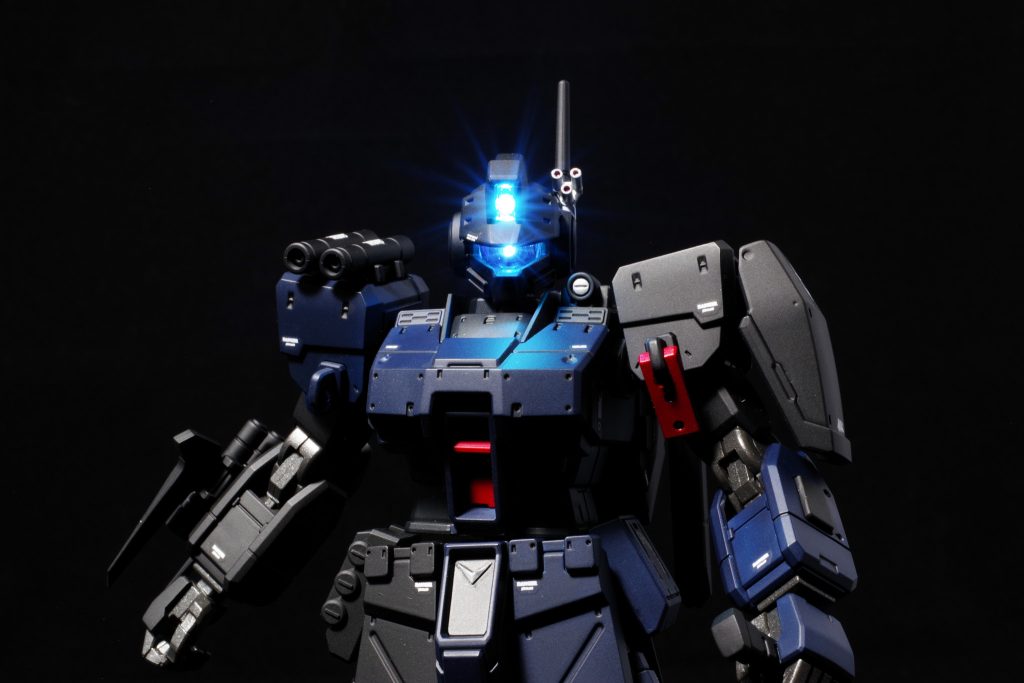 今回の電飾頭 チップLED 3個右サーベル チップLED 2個左ナイフ チップLED 1個背中 チップLED 4個右足 チップLED 3個左足 チップLED 3個LEDは全て白色を使用しています。