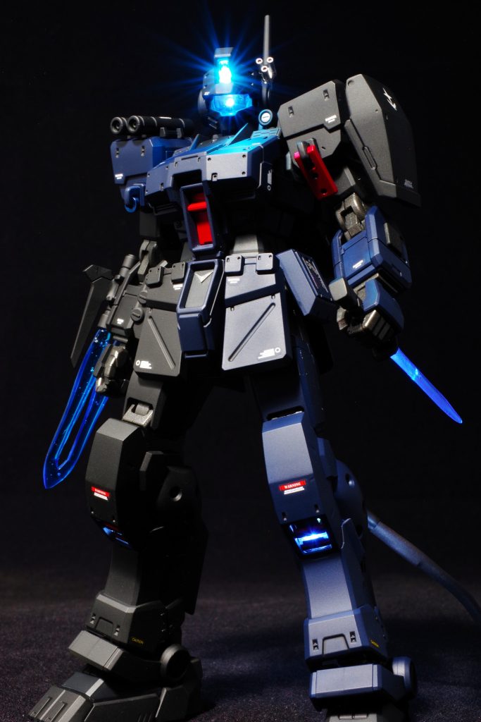 素組の段階でナイフが余りにもカッコよかったのでナイフメインのジムとして作ってみました。電飾に合わせた配色に変更、刃物らしく?斜めにカラーリングw膝からは光を漏れさせエロさを強調。右肩のミサイルは…ダミーだな、、、