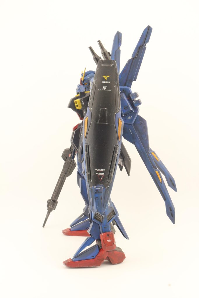 匂い対策で、家族が起きて来る前にプラ棒をライターで炙って伸ばし、メタルレッドで塗装