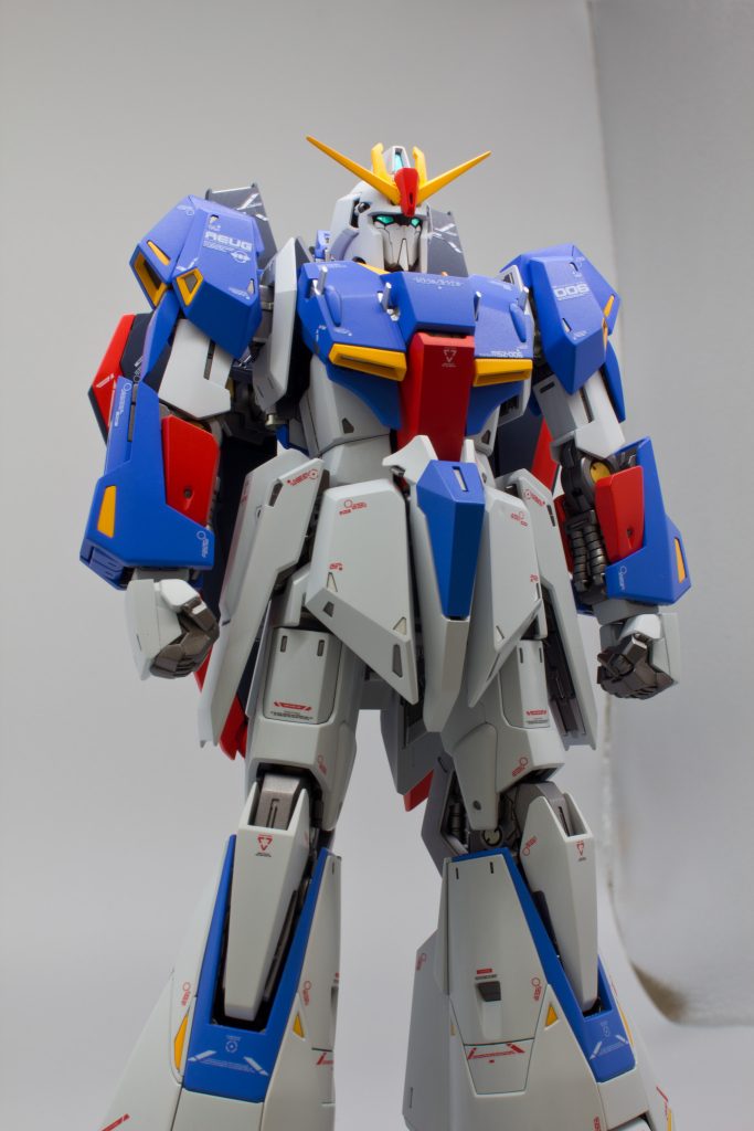 このキット、出来もさることながら、複雑な変形機構を持たせながらも非常に作りやすく塗装もしやすかったのも印象的でした。でも、でもどうしても好きになれないのがKPS製のプラ素材。。柔らかくてすぐ傷がつくし、スジボリ作業も、掘ったフチがめくれ上がらない様にタガネ使ってるのに嘘みたいにめくれ上がってきて思わず閉口しちゃいます😆