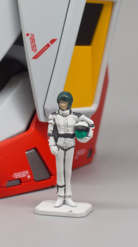 今回初めてキット付属の同スケールフィギュアも塗ってみましたがやっぱ小さくてなかなか上手く塗れないですね💦