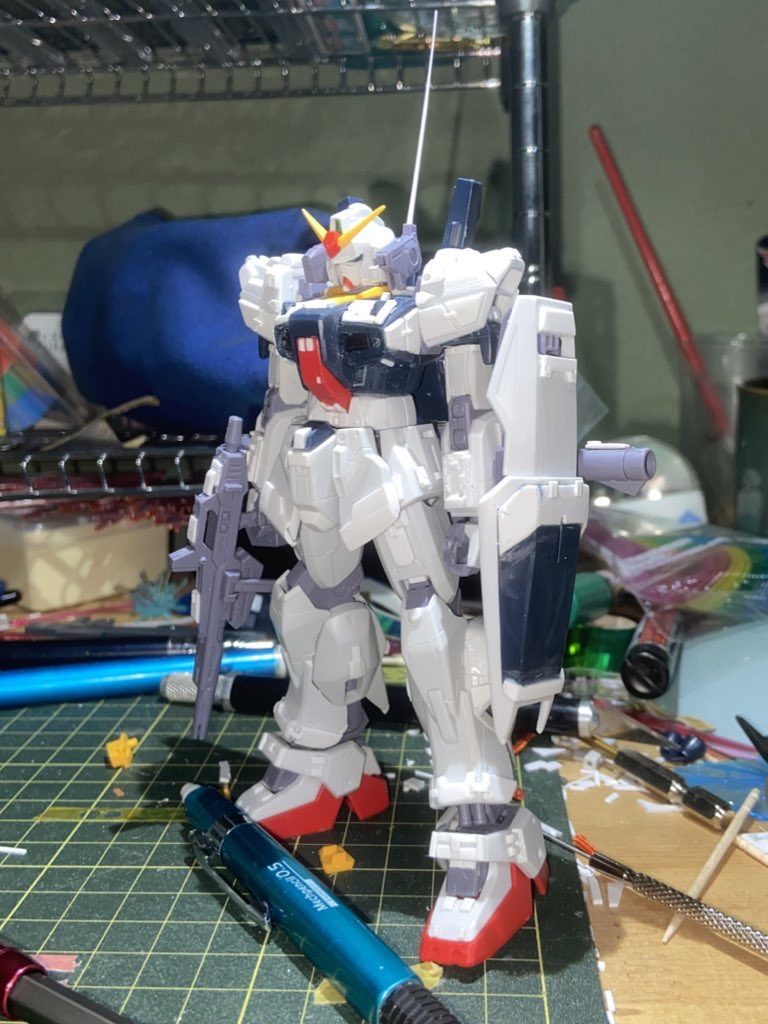 塗装前の状態です。手、脚、首、腰の延長や、ランナータグによる装甲やモールドを追加しました。