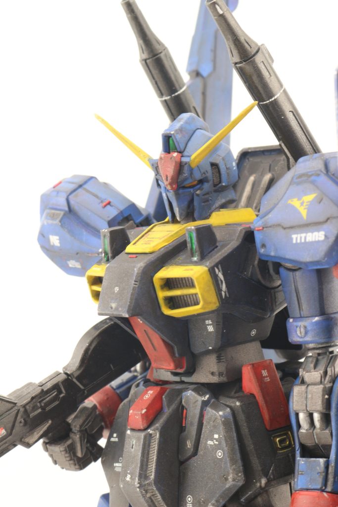 今回もすべて水性塗料です。黒サフを吹いた後に、水性ホビーカラーのブルー系の色をジャバジャバになるまで希釈して何色か重ね塗りをティターンズカラーに近づけてみました。