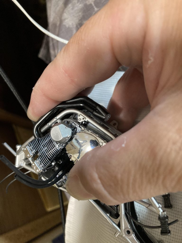 初のスケールモデル、勝手がわからず、塗り分け、接着とビニールパイプ配線に泣きそうになりました。比較的初心者に優しいと言われてるタミヤ製ですら難渋しましたので、スケールモデラーの方を素直に尊敬します!