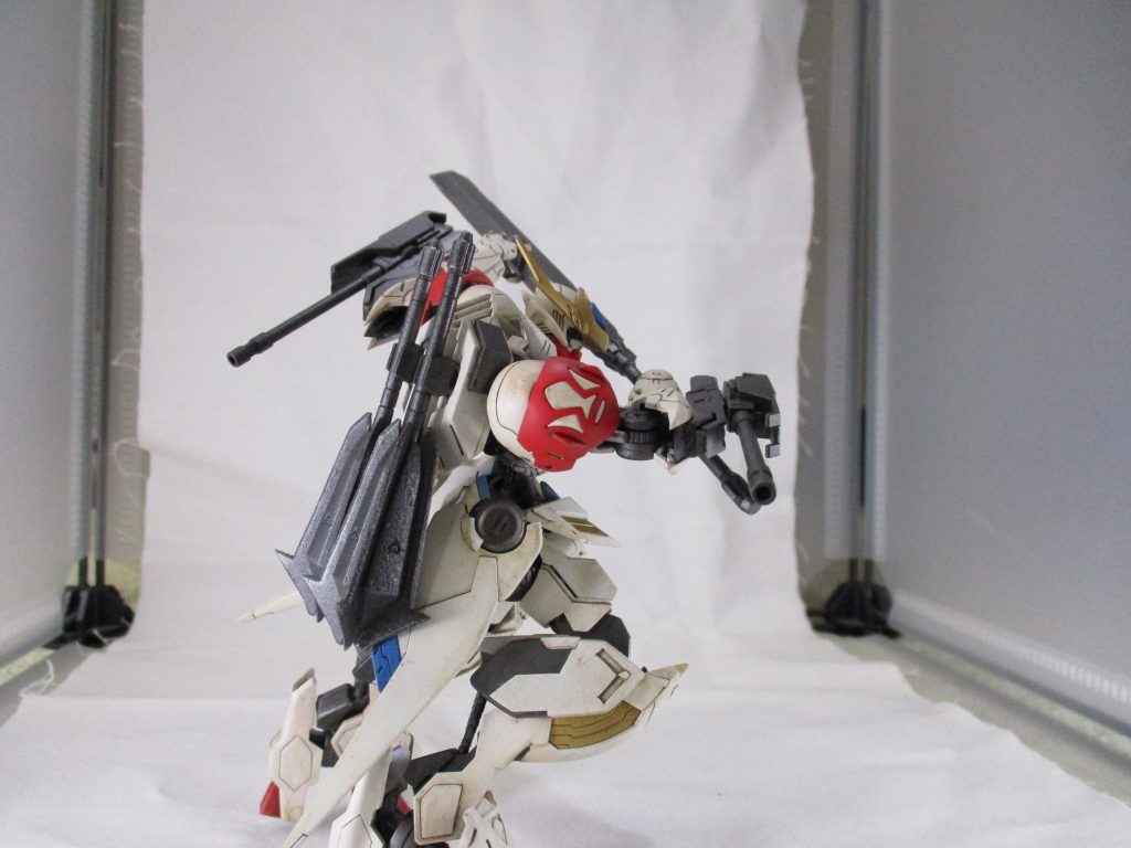 目立つ合わせ目を消して全塗装、後エナメルでウォッシングしたりドライブラシしたり。色合いは良い具合になったんですが、一部塗りとか拭き取りとか甘かったのか、後で罅割れたり。