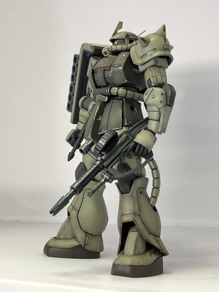 塗装薄い緑は水性ホビーカラーH62明灰白色(2)です。名前からは想像出来ない最高の緑です☺️濃い緑はタミヤアクリルXF-13濃緑色です。グレー部は水性ホビーカラーH32ダークグレーです。武器や関節は黒下地に薄くMGパールを青みが強く出ないくらい吹いています