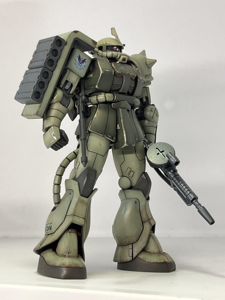 久々に汚しをウェザリングカラーでやりましたが非常に使いやすいですね。しかしこのreviveザクはまともにマシンガンが持てないのが難点ですね。手首可動の持ち手なんかオプションパーツとかで売ってくればんだい‼️御観覧ありがとうございます😊