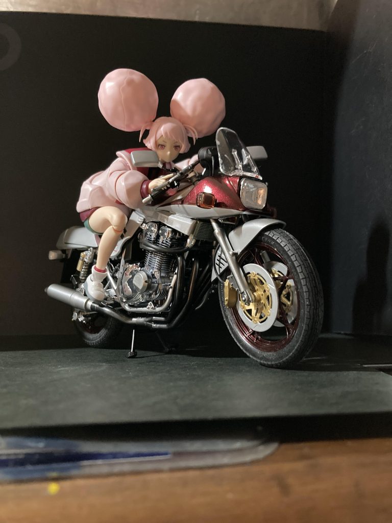 カラーリングもチュチュ先輩仕様に仕上げたつもりです。昔のVTの様にピンク×ホワイトも考えたのですが、Mrカラーリバイブでクランベリーレッドパールが発売されたので、そちらとシルバーを中心に用いました!新製品に目が無いもので…。