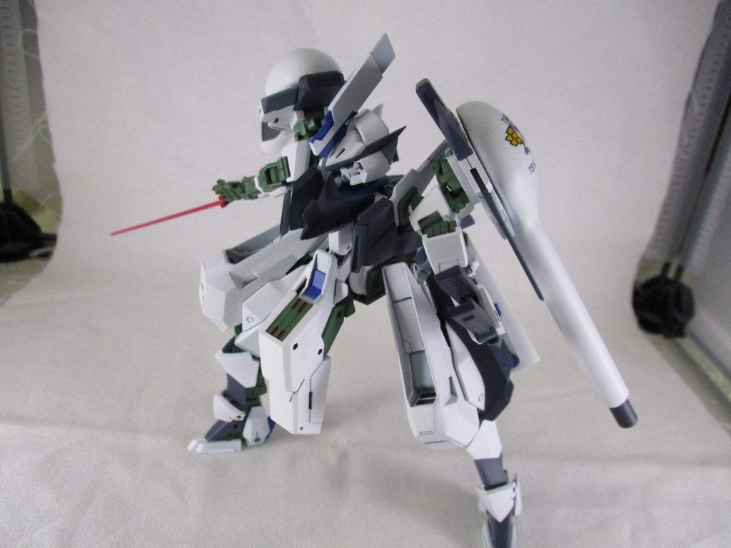 メイン武双は両腕のマルチウェポンユニット[ビートルガンⅡ/スタッグソードⅡ]です。接続基部が回転式になっていて、敵機との距離に応じてビームバスター[ビートルガンⅡ]とビームブレード[スタッグソードⅡ]を瞬時に切り替えられるようになっています。元ネタはクロスメサイアの両腕パーツから。この部分の追加部品は全てプラ材からスクラッチしてます。