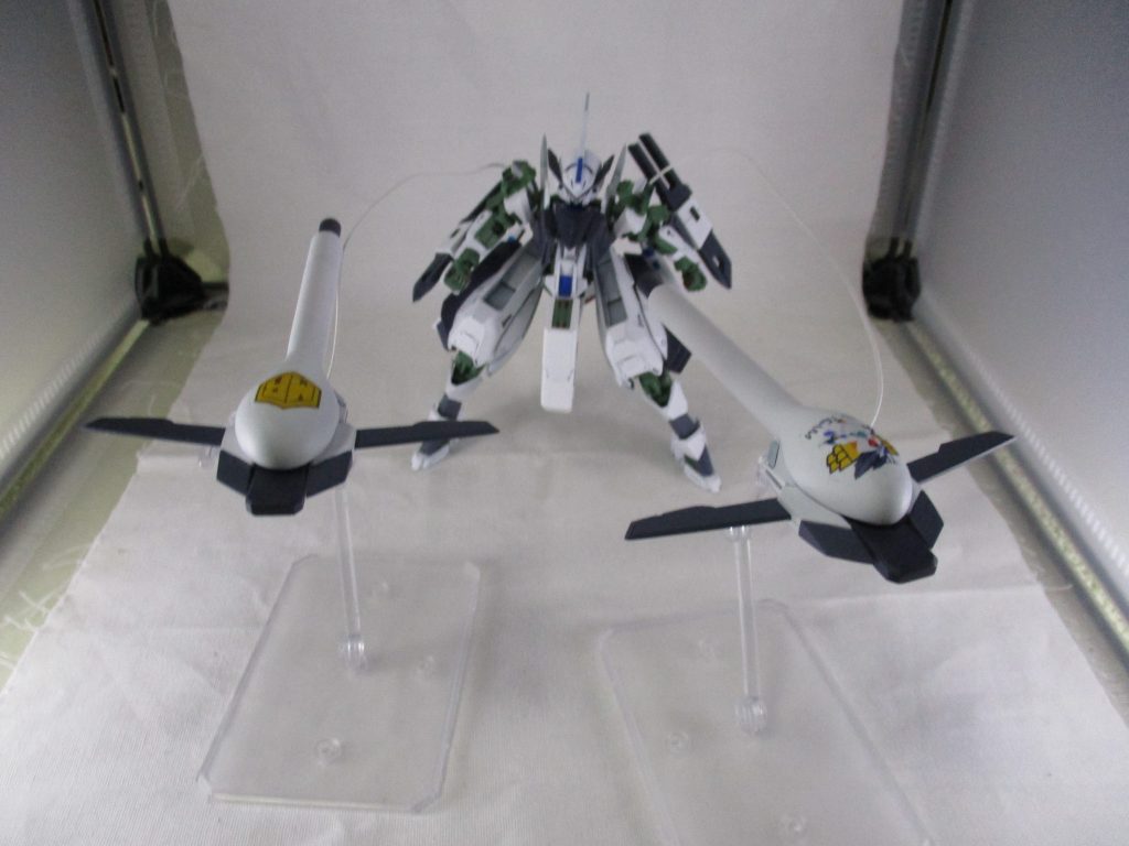 両肩部にはマルチウィンチユニット[ロングキャノンⅡ/ストップギャップⅡ]。こちらも向きを変える事で対応距離が変わる武装で、ウィンチガトリング[ロングキャノンⅡ]で遠距離への実弾の乱射を行い、ウィンチハンマー[ストップギャップⅡ]で第3、第4の拳としてユニットそのものを敵機にぶつけ、殴り飛ばします。元ネタは藤岡先生デザインのとあるメダロットの腕パーツから。一部HGオーライザーの部品を流用しつつ、それ以外はほぼプラ材からのスクラッチです。