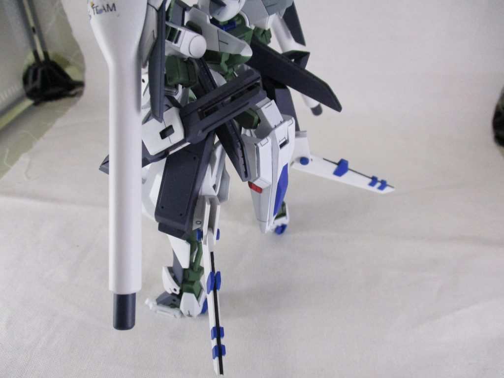 この他にも増設ジェネレータを股間ブロックに組み込んだり、設定だけのミノフスキードライブユニットも組み込んでみたり。あと、膝から下もHGグリムゲルデの物に交換して設置性も高めてみたり。