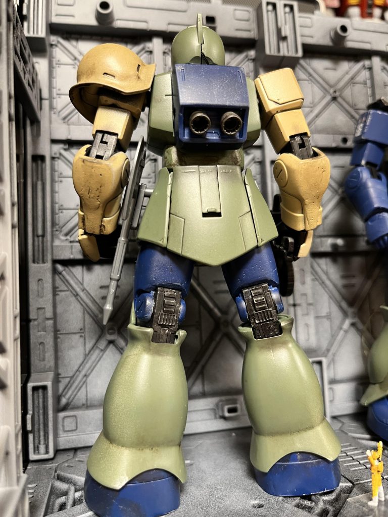 背中のバックパックに電池を納めてスッキリさせてます