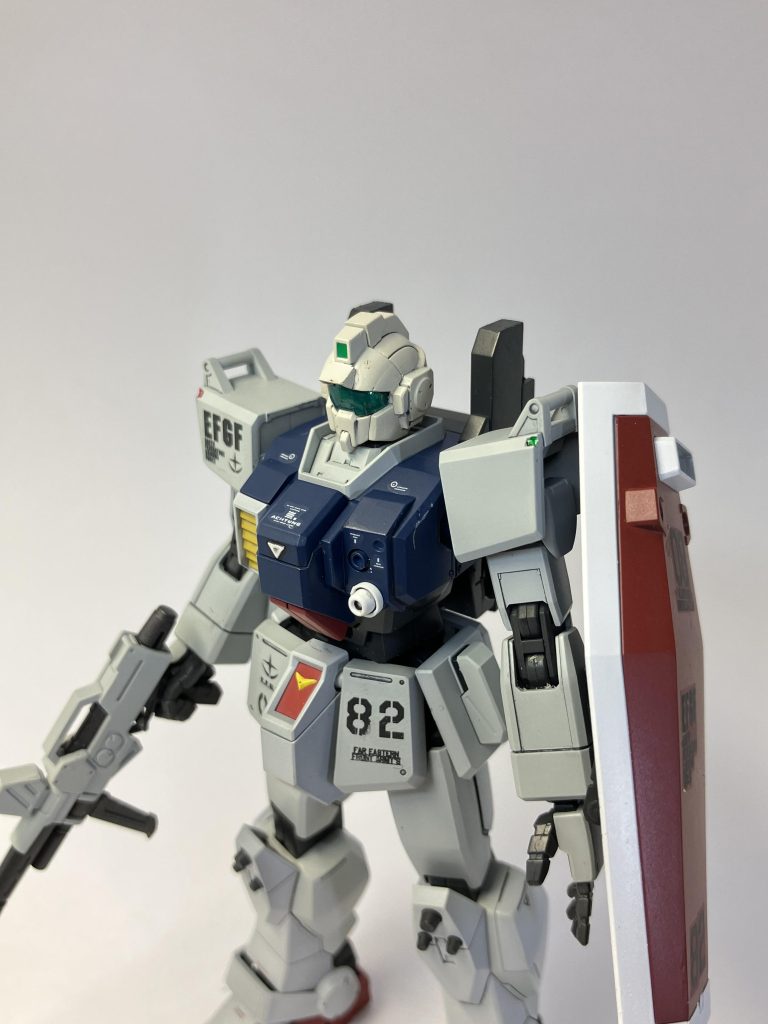 頭以外は特にいじっていません。シールドはジムから引っ張ってきました。塗装は全て水性ホビーカラーとタミヤアクリルです。本体の白部は適当に調合した薄いグレーです。赤部はレッド、青部はインディーブルーとブラウン、明灰白色を混ぜて作りました。そのほかの色は適当です。