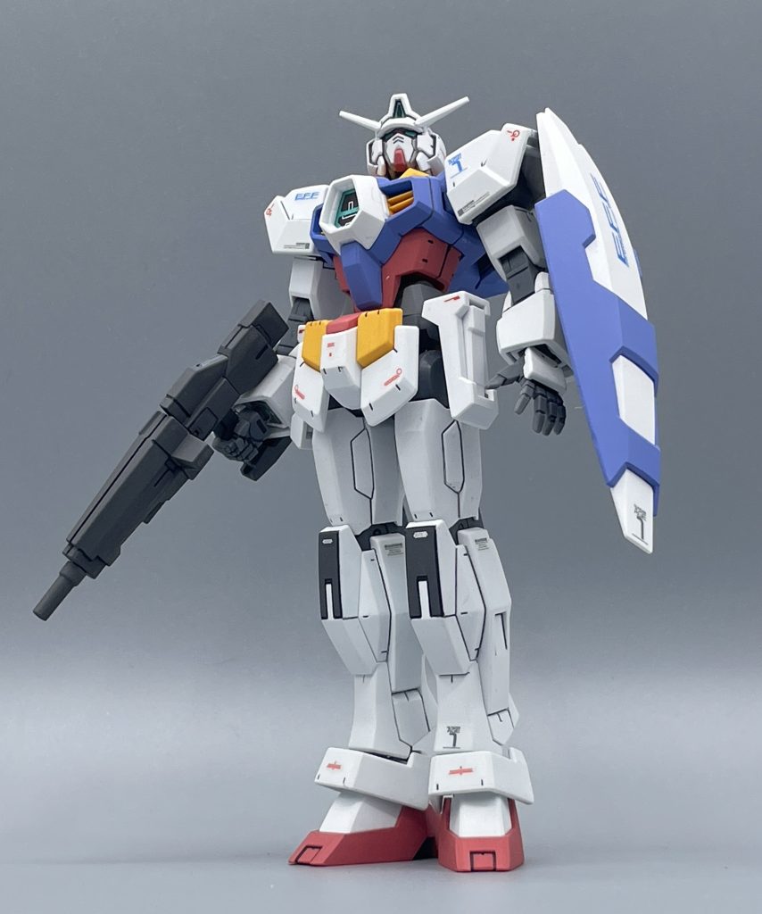 当然似合う、ガワラ立ち。　この形態で戦ったのは劇中の第一部であるフリット少年期です。正直に言うと、この機体の活躍した”第一期は”、あまり好きではありませんでした。　子供ウケを狙ったキャラクターデザインをはじめ、「地球にやってくる悪いUE（Unknown Enemy）をガンダムがやっつける！」「ビックリメカも登場するぞ！」という、勧善懲悪な水戸黄門的ストーリー展開。　結果として、ウケを狙ったキッズたちには見向きもされず、大人たちも離れていく…という目も当てられない状態に。私も惰性で見続けていましたが、第１期後半のシリアス展開に舵を切った頃から、私の前のめり姿勢は強くなっていきました。