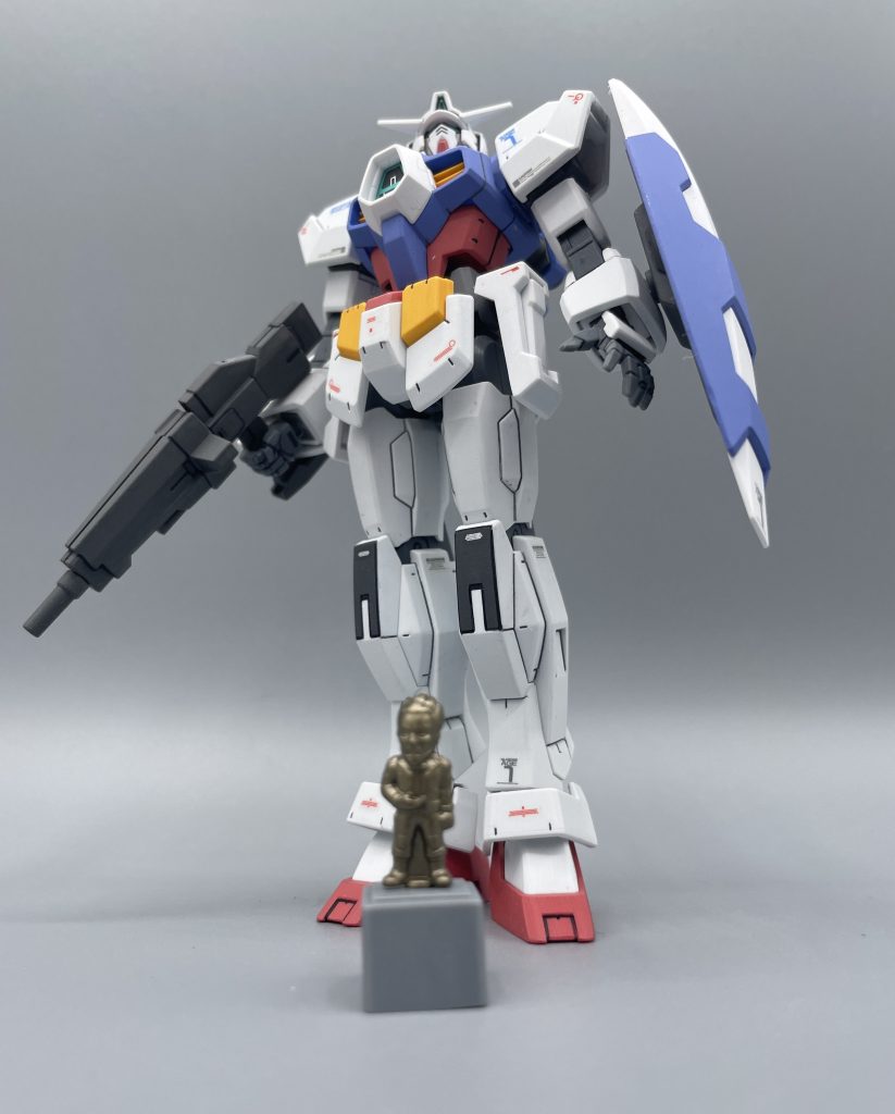 爺ちゃんのガンダム　フリット爺ちゃん（銅像）とツーショット。AGEは３世代に渡って、親・子・孫と主人公の軸を交代しながら物語が展開されますが、見方によればフリットという一人の男の人生を描いた物語でもあります。　戦場での壮絶な別れから、復讐の鬼と化した後、相手を許容する心を手に入れる。このAGE-1は、フリットの人生を常に共に歩んできた機体です。物語のすべてを見届けた後では、あの第一期も悪くないと思える…かも？(笑)　最後までご視聴ありがとうございました！