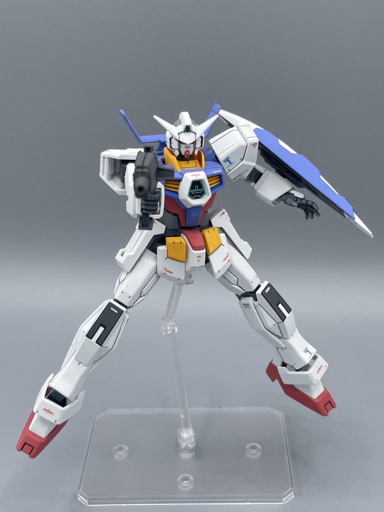 ドッズライフルで攻撃！　このキットのヤバいところは“箱絵がカッコ良過ぎる”ところでしょう。当時、視聴を投げてしまっていたモデラ―も、あの箱絵を見て、つい手に取ってしまったことでしょう。そして組んでびっくり。出来が良くてカッコいい。なんか凄いガンプラでした。