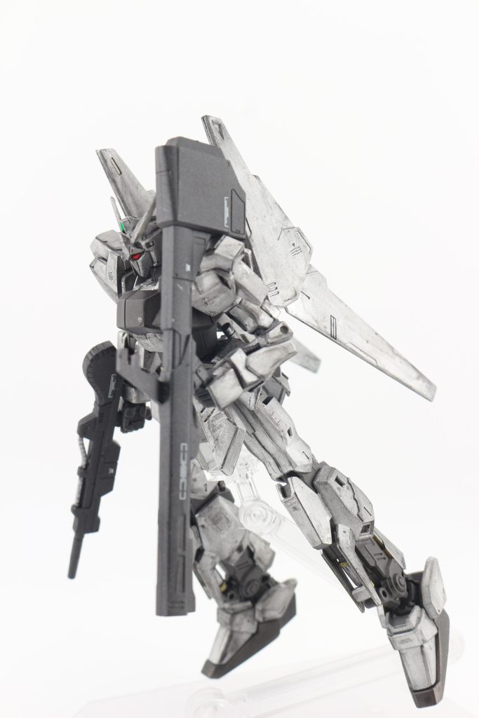 塗装については、黒サフからのクロームシルバー。